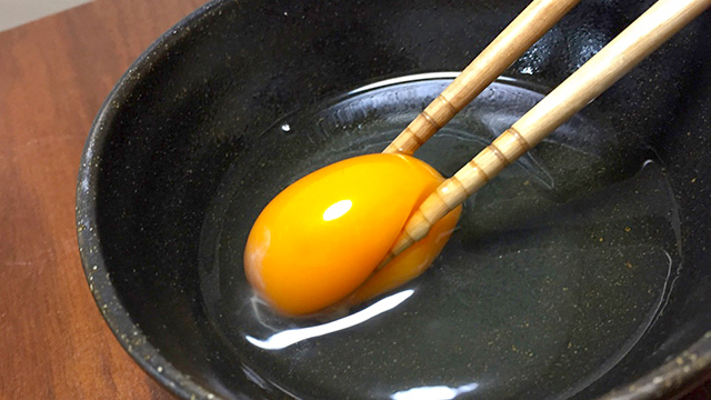 箸でつまめる卵が自動販売機で売っていた :: デイリーポータルZ
