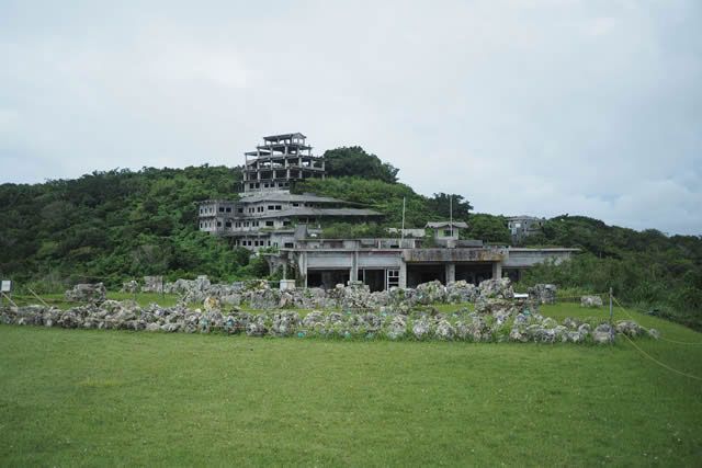 世界遺産に廃墟が 沖縄の中城城跡にあるホテルの謎を解く デイリーポータルz